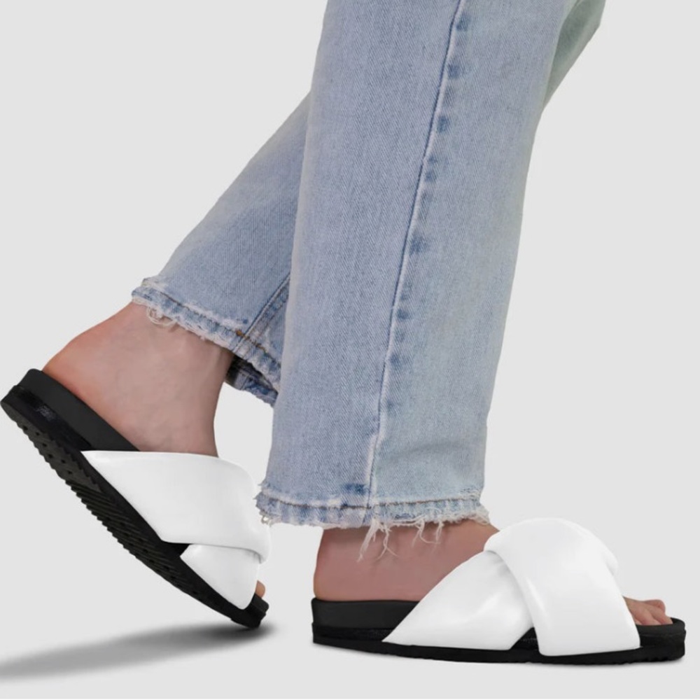 ISO IN SEARCH OF! ROAM Foldy Puffy Sandal Size 8